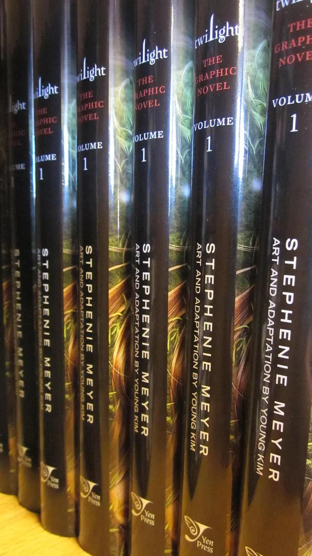 Cover of Twilight: The Graphic Novel